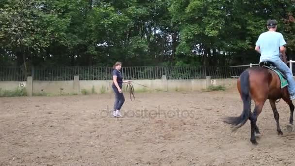 モスクワ 2015 男馬とソコーリニキ公園の巡回する警察の馬隊の安定の女 — ストック動画