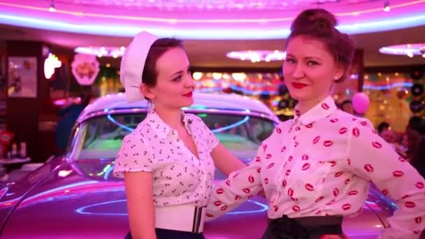 Duas Mulheres Jovens Estão Perto Carro Retro Rosa Com Iluminação — Vídeo de Stock