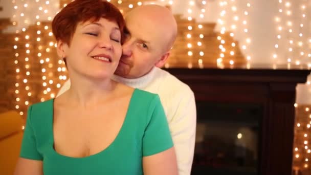 Heureuse Femme Âge Moyen Homme Embrasser Sourire Dans Chambre — Video
