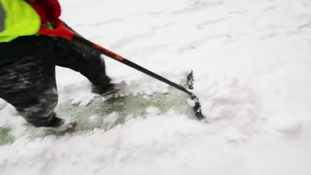 Двое Мужчин Убирают Снег Поле Футбольного Стадиона — стоковое видео