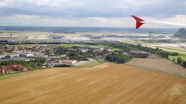 Krajobraz Samolot Skrzydło Podczas Samolotów Przychodzi Lądowania — Wideo stockowe