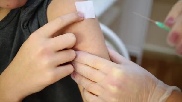 Junge Hält Desinfizierenden Baumwolltampon Der Injektionsstelle — Stockvideo