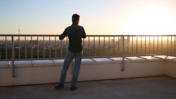 Hombre Caminando Techo Ida Vuelta Largo Valla Atardecer — Vídeos de Stock