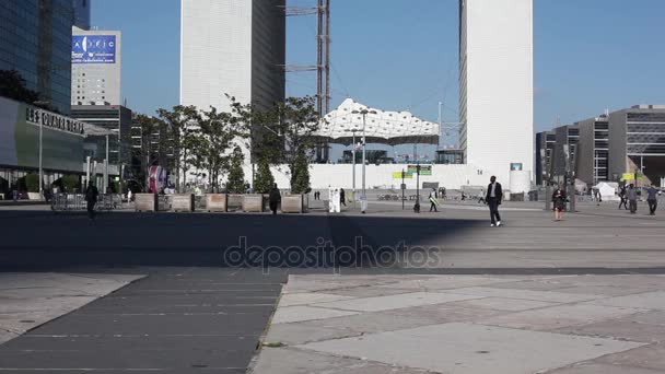 2014年9月12日 在秋季阳光明媚的日子里 人们在商务中心本原的防守附近散步 鸟瞰图 门在立方体的近似形状与110米维度 — 图库视频影像