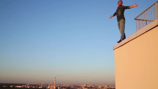 Mężczyzna Stojący Dachu Kolei Nad Miastem Szerzenia Szeroko Ręce Boki — Wideo stockowe
