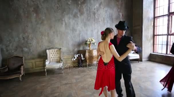 Chica Toca Saxofón Pareja Baila Tango Sala Retro — Vídeos de Stock