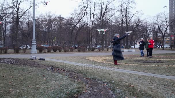 俄罗斯莫斯科 2014年11月29日 Quadrocopters 在秋街拍摄报告文学的工作时刻 — 图库视频影像