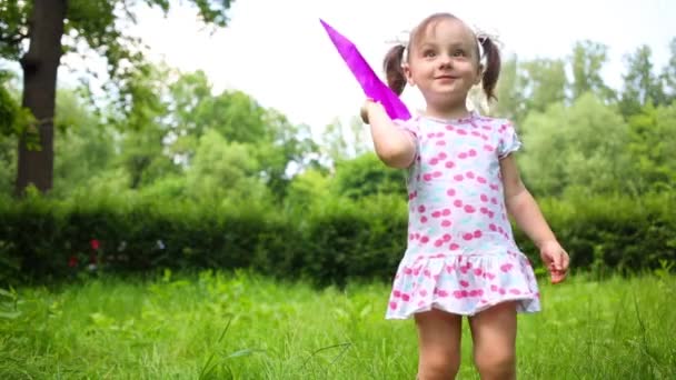 Pouco Bonito Menina Joga Avião Papel Parque Verão — Vídeo de Stock