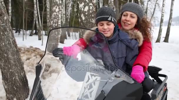 Madre Con Hijo Sienta Moto Nieve Día Invierno — Vídeo de stock