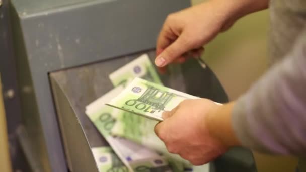 Man Kastar Hundra Euro Räkningar Papperskorgen — Stockvideo