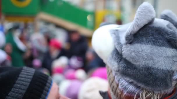 Jungen Mit Wolfsmütze Händen Von Vater Auf Spielplatz Wohnanlage — Stockvideo