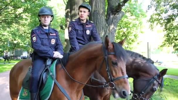 Moscou Août 2015 Deux Policiers Cheval Portant Casque Dans Parc — Video