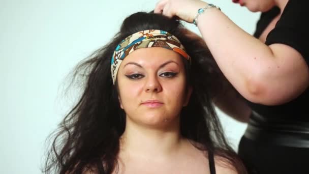 Девушка Модель Визажистка Работает Своими Волосами Студии — стоковое видео