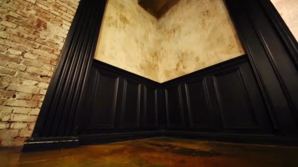 何もないスタジオで黒の木製装飾コーナー — ストック動画
