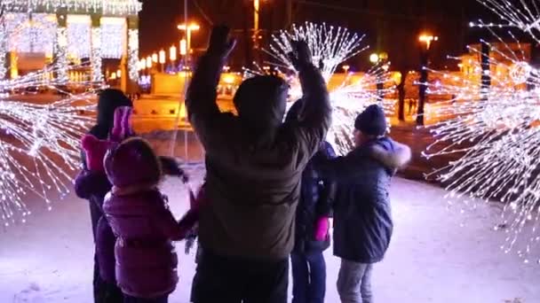 Siete Adultos Niños Juegan Juntos Entre Iluminación Noche Invierno Cerca — Vídeo de stock