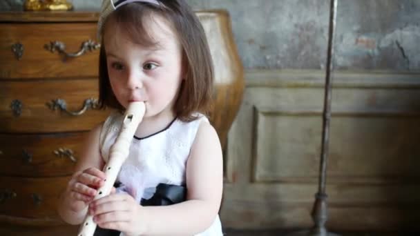 Закрыть Маленькую Девочку Платье Играющую Флюте Ретро Комнате — стоковое видео