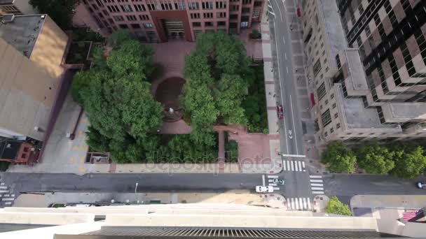 Plaza Con Árboles Una Fuente Cerca Edificio Gran Altura Bell — Vídeos de Stock