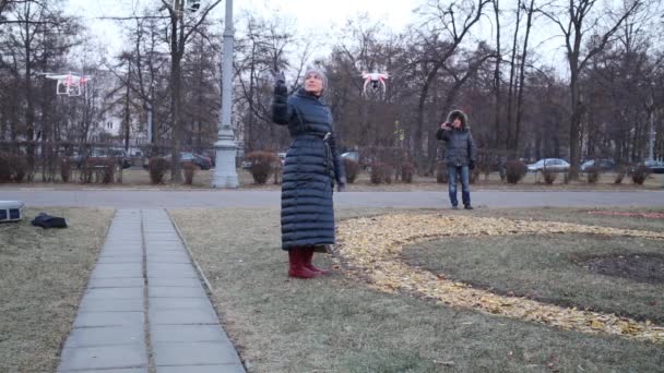 Moscow Russia Nov 2014 Journalists Shoot Reportage Quadrocopters Autumn Street — Stock Video