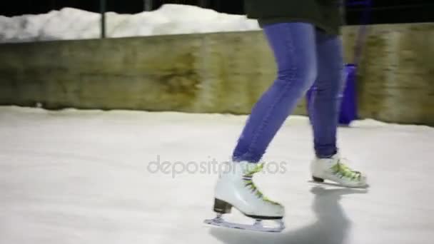 Piernas Chica Adolescente Jeans Patinaje Pista Hielo Noche Invierno — Vídeos de Stock