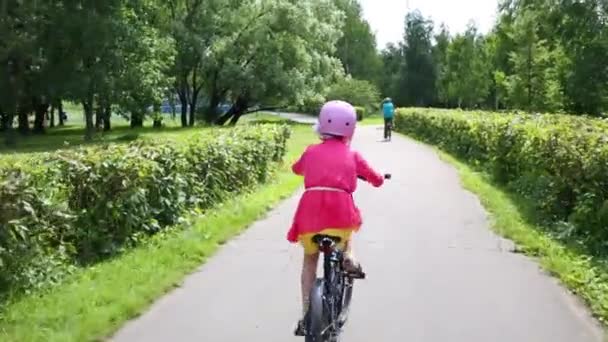 Chica Casco Rosa Bicicleta Parque Día Soleado Verano — Vídeos de Stock