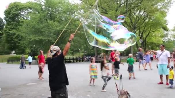 Nyc Usa Aug 2014 People Look Man Blows Big Soap — Stock Video