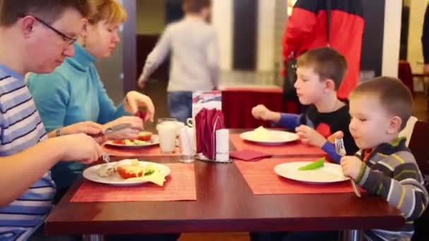 Padre Madre Dos Hijos Pequeños Comen Una Pequeña Cantina — Vídeos de Stock