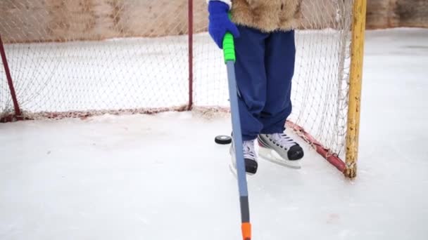 Aranyos Kisfiú Áll Hockey Stick Közelében Kaput Jégpálya Téli Nap — Stock videók