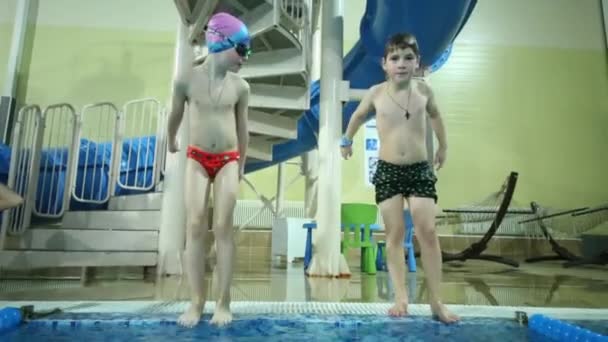 Dva Malí Chlapci Skok Krytého Bazénu Mnoha Bublin — Stock video