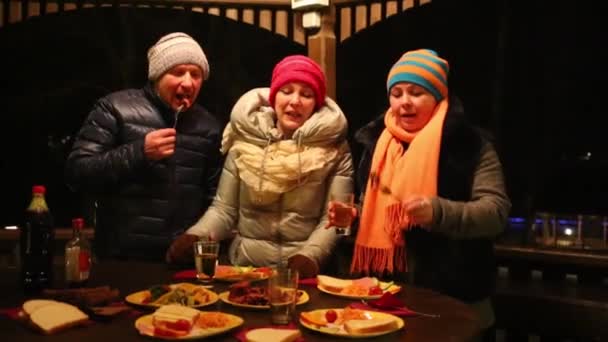 Duas Mulheres Homens Estão Mesa Comem Carne Grelhada Bebem Vinho — Vídeo de Stock