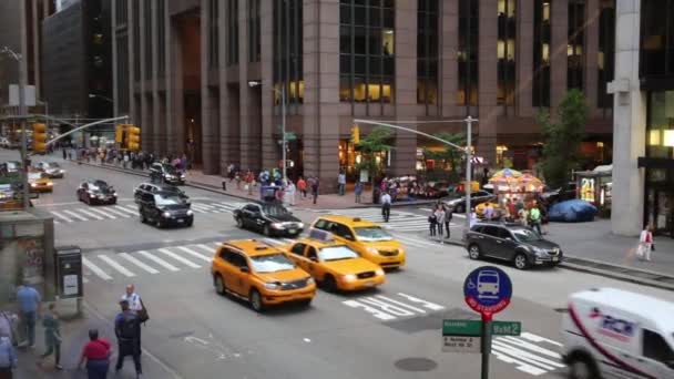 Nyc Usa Aug 2014 Cars Traffic Intersection 6Th Avenue W46Th — Stock Video