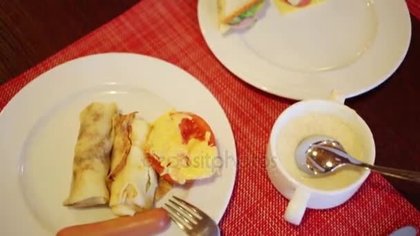 Γεμιστές Τηγανίτες Λουκάνικο Ντομάτα Στο Πιάτο Πρωινό — Αρχείο Βίντεο