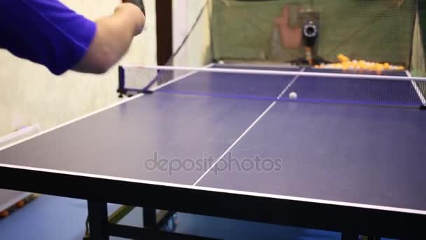 Hombre Practicando Tenis Mesa Con Sistema Automático Bolas Alimentación — Vídeo de stock