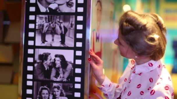 莫斯科 2015年1月18日 妇女在墙壁附近影片 式样与发行 在复古的秀丽天在贝弗利山餐馆 — 图库视频影像