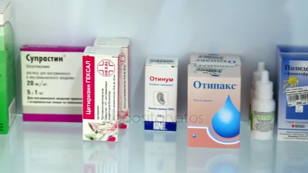 モスクワ ロシア連邦 2014 子供の治療のための薬と医療キャビネットの棚 — ストック動画