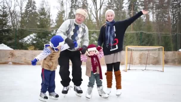 Far Med Tre Glada Barn Står Isbanan Vinterdag — Stockvideo