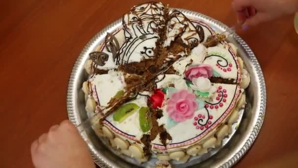 Hände Schneiden Urlaub Schönen Kuchen Mit Lineal Auf Den Tisch — Stockvideo