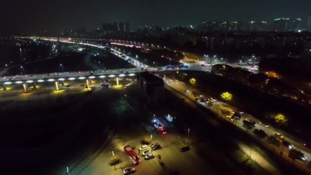 城市景观 交通运输在奥林匹克高速公路天桥和半坡高速公路在秋夜 鸟瞰图 — 图库视频影像