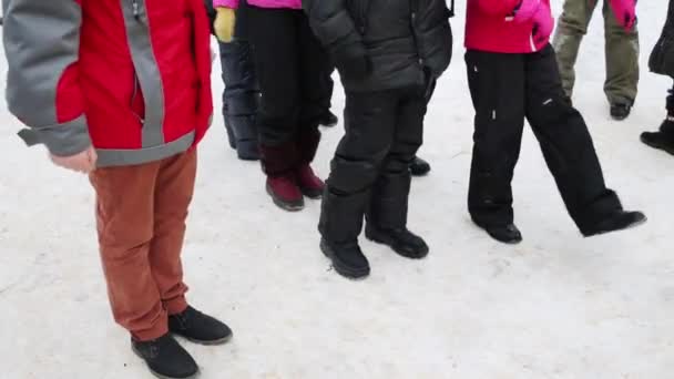 再生いくつかの子供の足は冬の屋外 月します — ストック動画