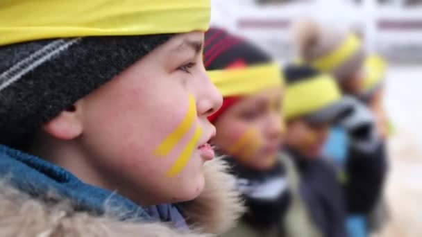Yakışıklı Çocuk Boyama Yüz Mavi Kafa Bandı Ile Konuşuyor Sığ — Stok video