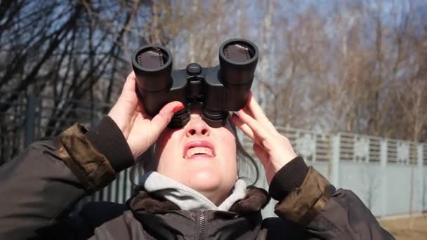 Kvinna Ser Solförmörkelsen Mars 2015 Genom Kikare Stället För Glas — Stockvideo