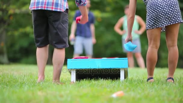 Zadní Nohy Muže Žena Hrající Bean Bag Toss Venkovní Hra — Stock video