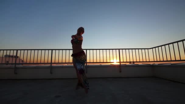Piękna Kobieta Tańczy Stylu Indyjskim Zachód Słońca Dachu Apartments — Wideo stockowe