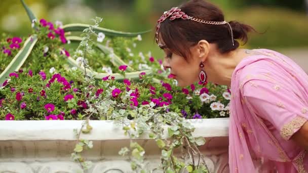 Kvinna Rosa Sari Lukta Petunior Blomsterrabatt Parken Och Röra Vid — Stockvideo