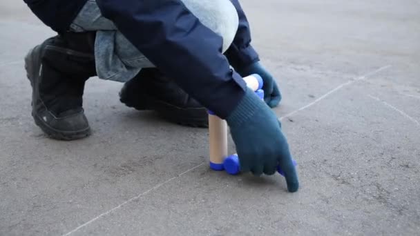 Händer Handskar Pojke Arrangera Pinnar Trottoaren För Spel Gorodki — Stockvideo