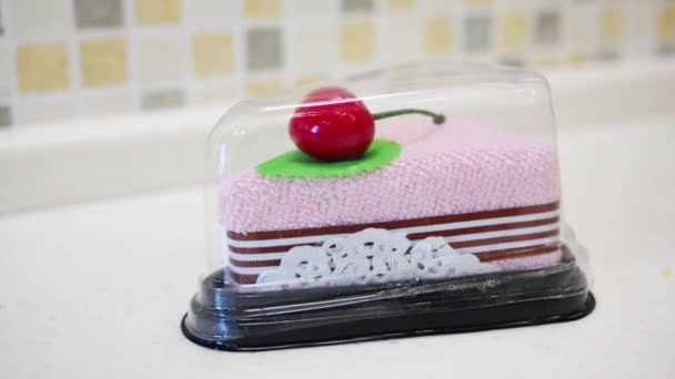 Pezzo Torta Rosa Artificiale Con Ciliegia Rossa Scatola — Video Stock