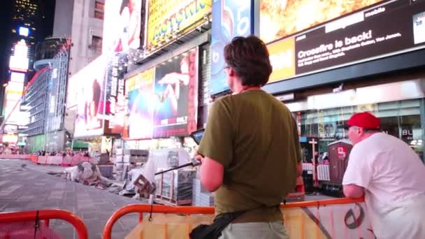 男が夜にブロードウェイの歩行者エリアで Quadrocopter を制御するニューヨーク アメリカ合衆国 2014 — ストック動画