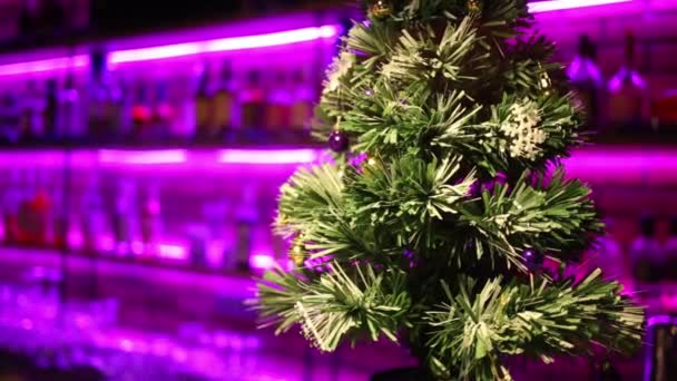 Kleine Kerstboom Met Ballen Bar Met Neon Verlichting — Stockvideo