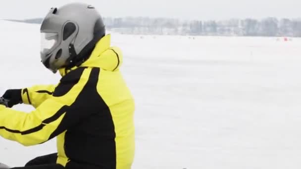 Человек Желтом Шлеме Едет Скиду Замерзшей Реке Зимой Люди Смотрят — стоковое видео