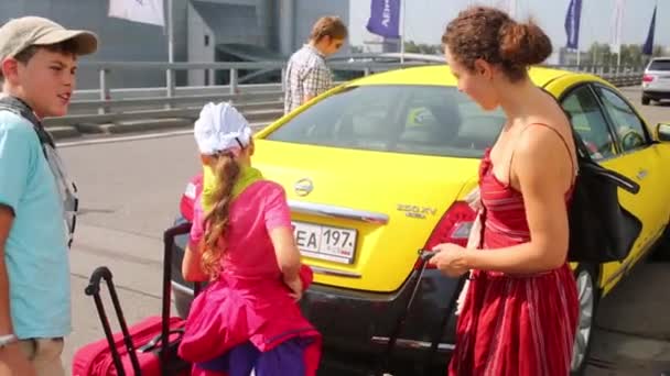 莫斯科 2014年8月20日 乘客母亲带着两个孩子从车上拿行李到终点站在谢列梅捷沃机场 — 图库视频影像