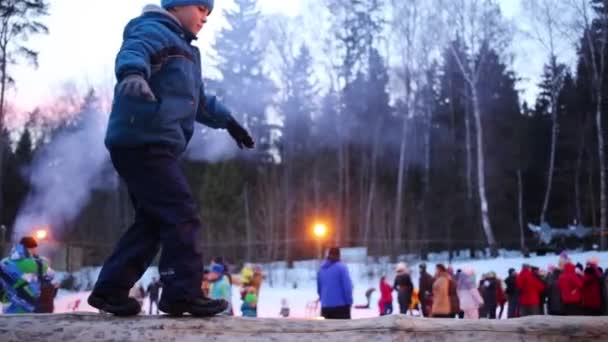 Boy Log Holiday Winter People Out Focus — Stock Video